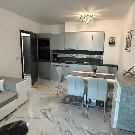 公寓 Bauhaus Silver Wellness Apartman