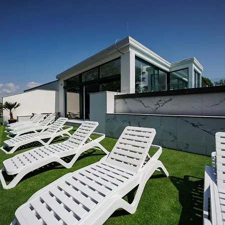公寓 Bauhaus Silver Wellness Apartman *