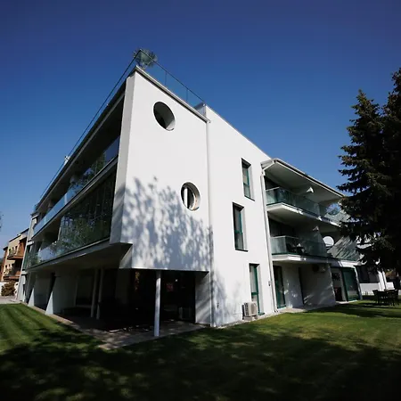 Bauhaus Silver Wellness Apartman Διαμέρισμα *